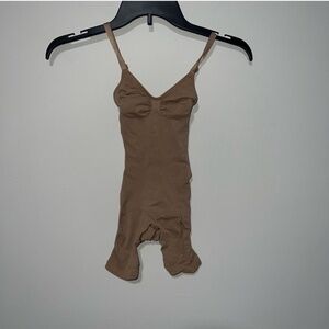 SKIMS SEAMLESS SCULPT MID THIGH BODYSUIT SIENNA NUDE XXS